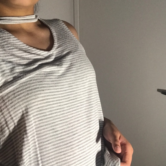 Cute choker shirt! - Picture 2 of 4